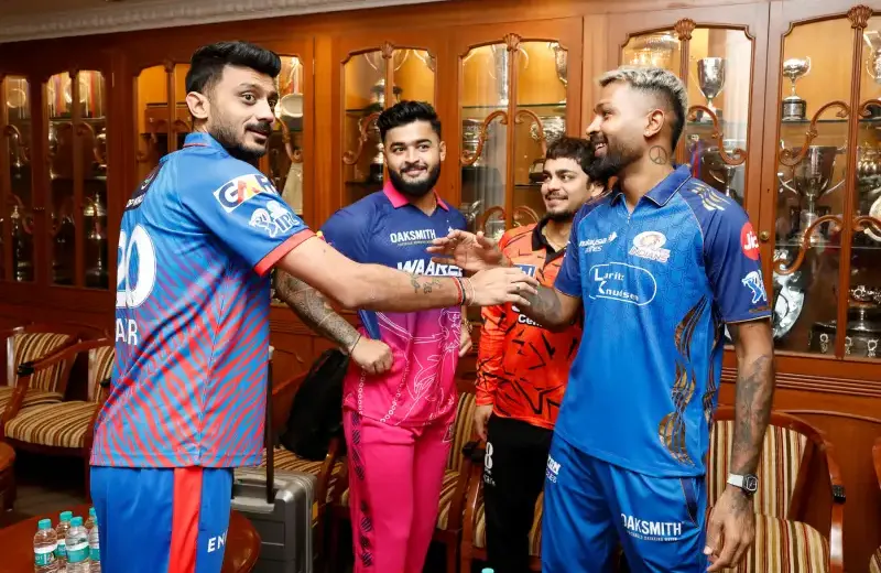 “Goes over the heads of these young players” - Sunil Gavaskar’s golden advice to IPL franchises